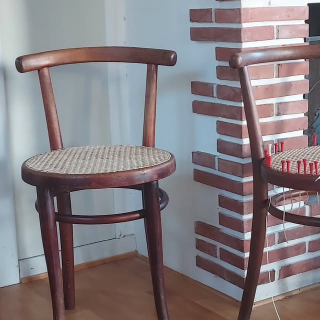 To Thonet-stoler i bøyd bøk med flettede seter