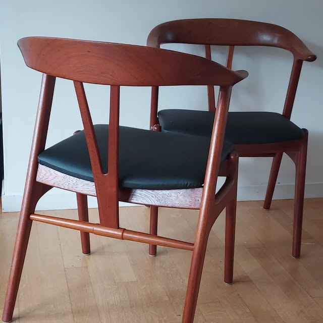 To Form-stoler i teak med sete i møbelskinn