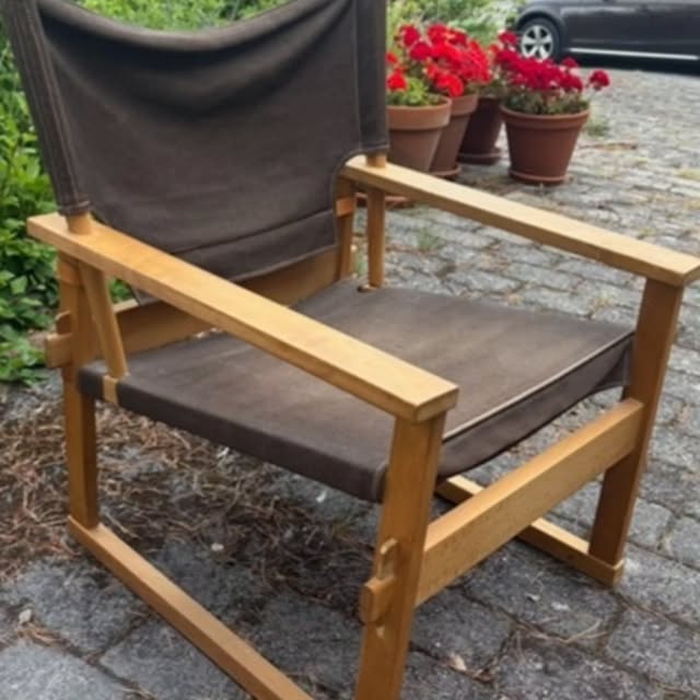 Safaristol i tre med sete og rygg i skinn